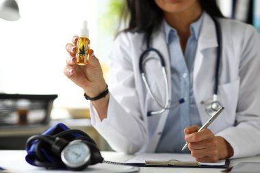 Kadın Gp kenevir konsantre yağ damlalık kavanoz tutan