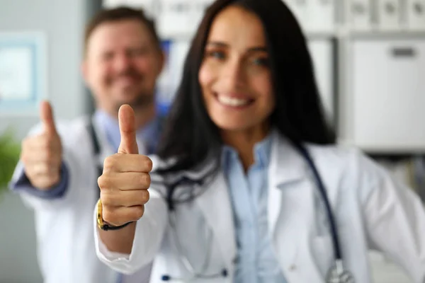 Gruppe von Ärzten, die in einer Reihe stehen und Daumen nach oben zeigen — Stockfoto