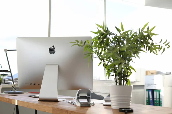 オフィステーブルで現代のPCアップルimac — ストック写真