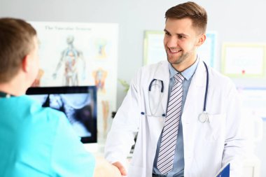 Zeki doktor gülümsüyor