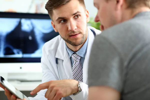 Γιατρός μιλάει στον ασθενή — Φωτογραφία Αρχείου