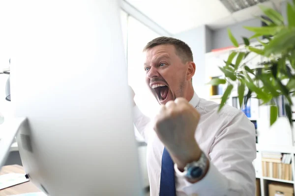 Сумасшедший босс кричит угрожает кулаком и смотрит — стоковое фото