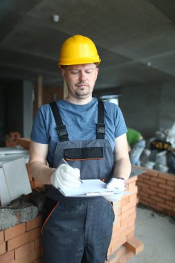 Kağıt tablet ile Düşünceli adam