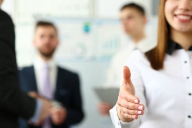 Ofiste gülümseyen kadın.