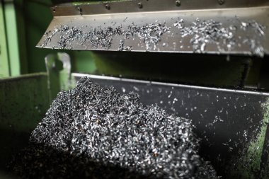 Torna kesme sol metal tıraş yığını ile büyük konteyner