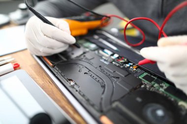 Beyaz koruyucu eldiven erkek elleri tutun