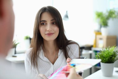 Proje tasarımının rengini tartışan gülümseyen tasarımcı