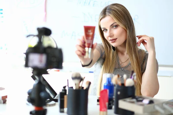 Kadın Video Blogger Mevcut Brandnew Kozmetik — Stok fotoğraf