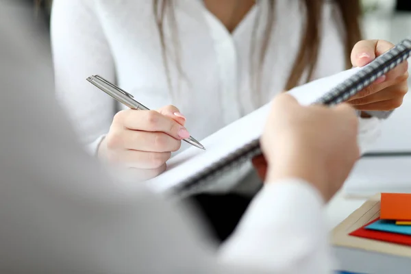 Empresários inteligentes no escritório — Fotografia de Stock