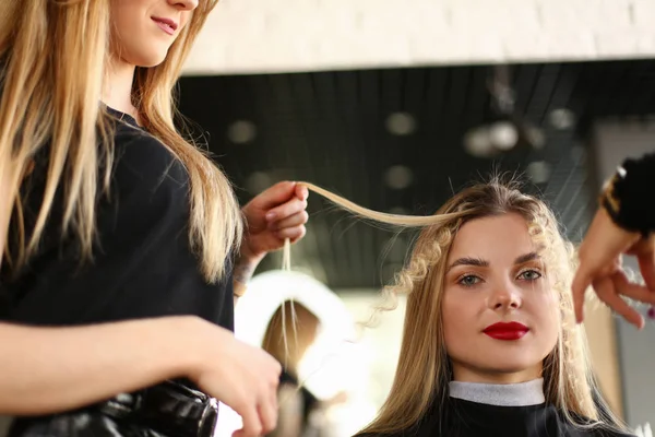 Mulher bonita ficando encaracolado penteado no salão — Fotografia de Stock