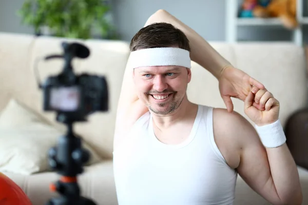 Ember vlogger csinálás gyakorlás részére kezek arckép — Stock Fotó