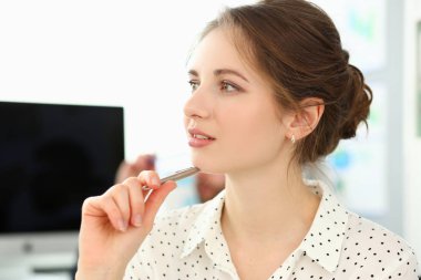 düşünceli bir iş kadını