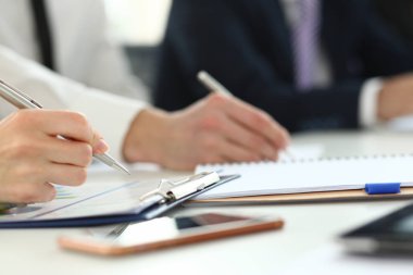 Önemli belgeleri imzalayan yöneticiler