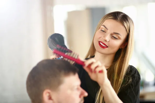 Ragazza parrucchiere Holding Asciugacapelli e spazzola per capelli — Foto Stock