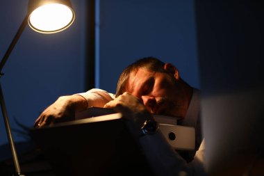 Adam ofis masasında akşam saat uyku
