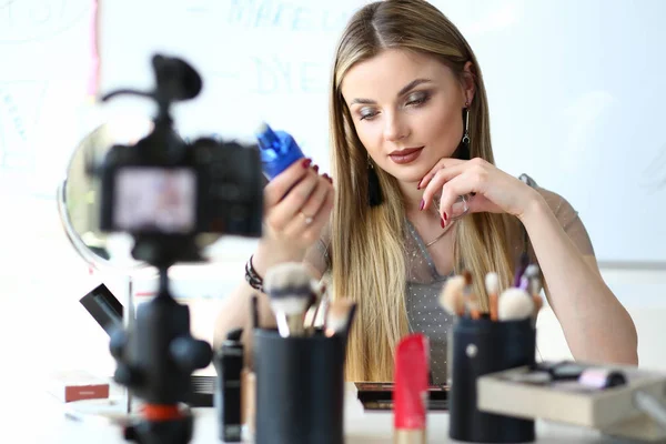 Bella Vlogger fare trucco bellezza Recensione del prodotto — Foto Stock