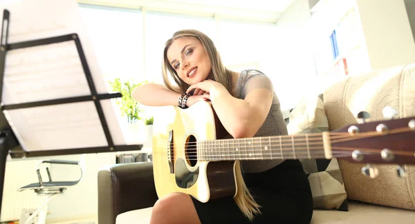 Красива жінка гітарист домашній музичний урок — стокове фото