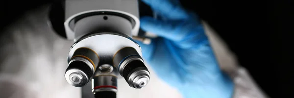Лабораторная работа фармацевта в оптическом микроскопе — стоковое фото