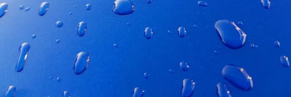 Gouttes d'eau de pluie sur fond métallique bleu — Photo