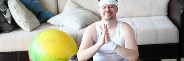 Мужчина расслабляет человеческое тело, перемещая йогу — стоковое фото