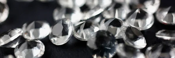 Розсіювання білих зіркових алмазів на чорному — стокове фото