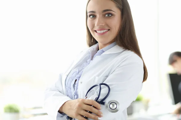 Retrato médico femenino contra médico —  Fotos de Stock