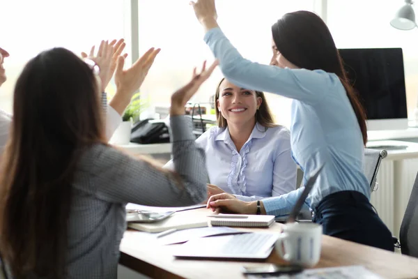 Grupo de gente de negocios celebración en la oficina victoria —  Fotos de Stock