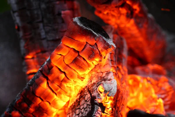 Fuego al aire libre ardiendo — Foto de Stock