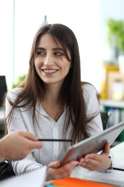 Güzel beyaz katip tablet ekranında bir şey gösteriyor.