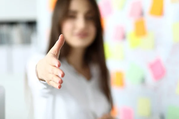 Alegre empleada mujer bienvenida socio de negocios — Foto de Stock