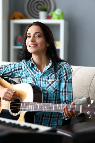 Pretty lady composing new composition — Stock Photo, Image