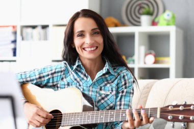 Klasik gitar çalan hoş bir bayan.