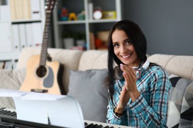 Güzel bayan el çırpıyor