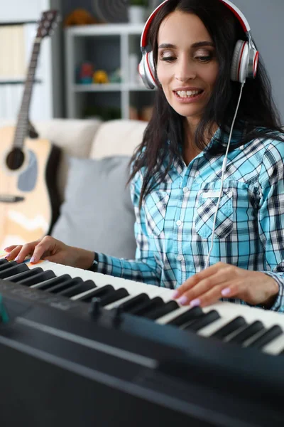 Pianista perfeito ouvindo música via fone de ouvido — Fotografia de Stock
