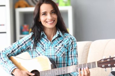 Rahat tişört giyen hoş bir bayan.