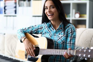 Güzel kadın kompozisyon öğreniyor.