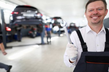 Erkek mühendis gülümseyen