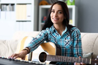 Güzel esmer, sıradan bir bluz giyiyor.