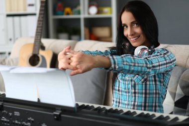 Stüdyoda kulaklıkları olan mükemmel bir kadın.