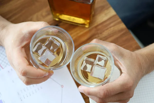 Szklanka whisky w biurze — Zdjęcie stockowe