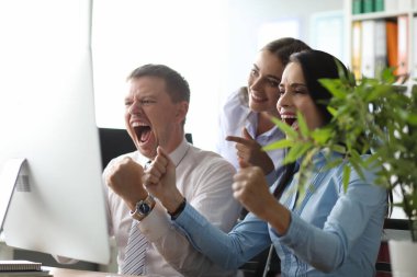 Ofisteki grup üyeleri sorunu doğru şekilde çözdü