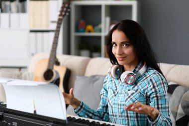 Müzik stüdyosunda piyanist.