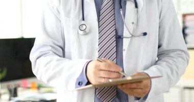 Erkek doktor, panoyu tut ve ilaç imzala.
