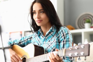 Güzel kız yeni kompozisyon oluşturuyor