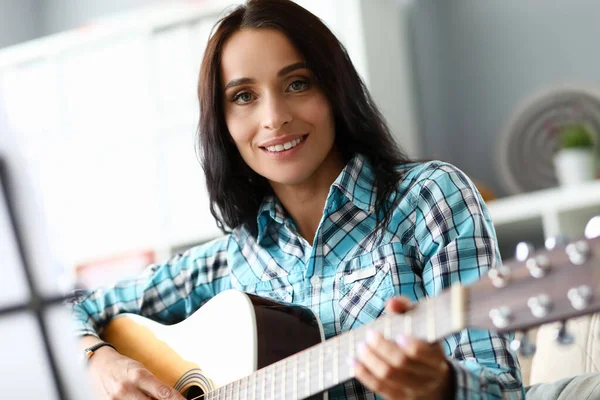 Mulher perfeita estudando para tocar guitarra — Fotografia de Stock