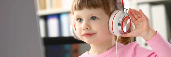 Menina usando fones de ouvido usar computador móvel — Fotografia de Stock