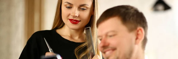 Мужчина клиент показывает телефон женщине парикмахер — стоковое фото