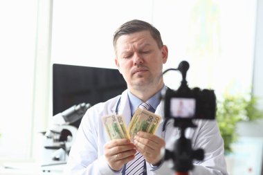 Endişeli erkek doktor