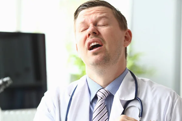 Slapende mannelijke arts — Stockfoto