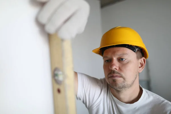 Inspetor masculino em luvas de proteção segurar edifício — Fotografia de Stock